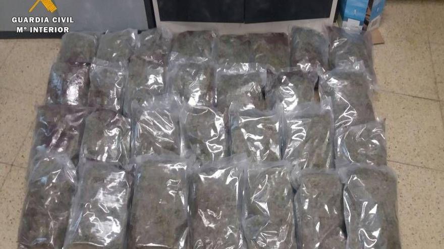 La Guardia Civil detiene a tres personas que transportaban más de 10 kilos de marihuana