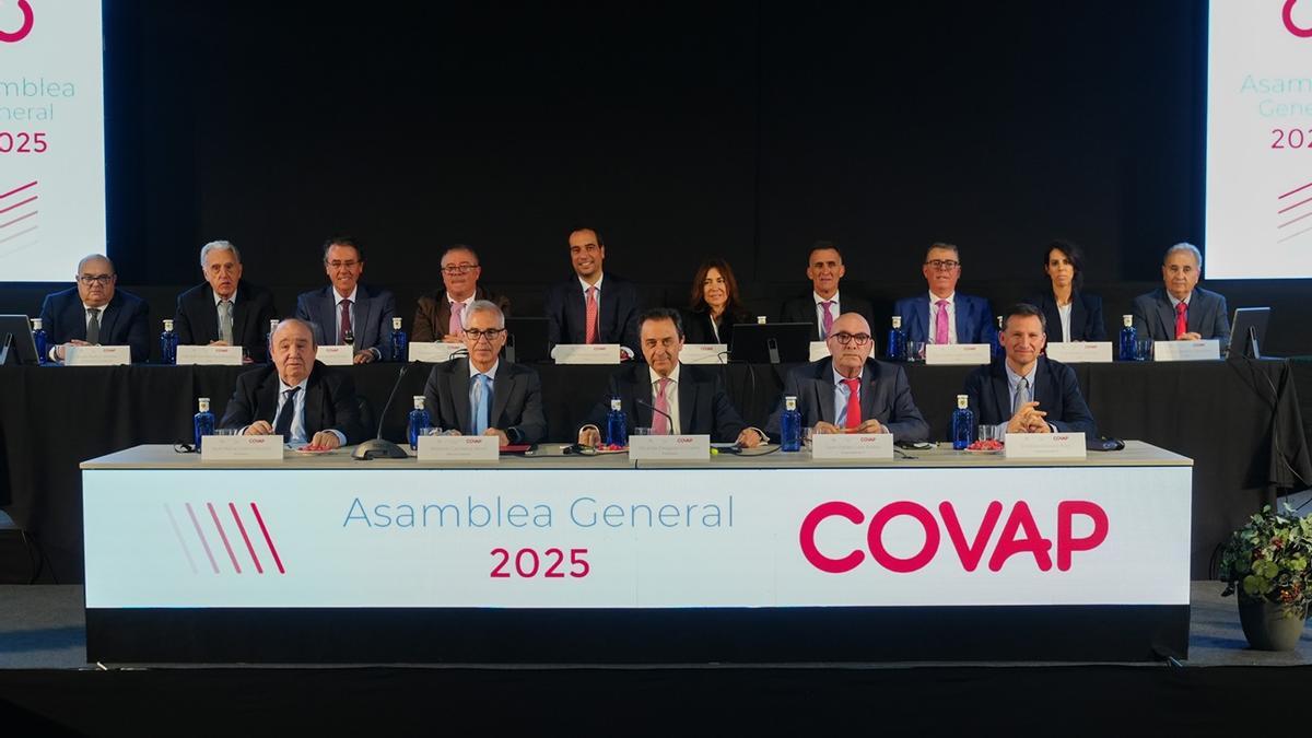 Mesa presidencial de la asamblea genneral de Covap donde se han aprobado las cuentas de 2024, que arrojan una facturación de 1.000 millones de euros por segundo año consecutivo.