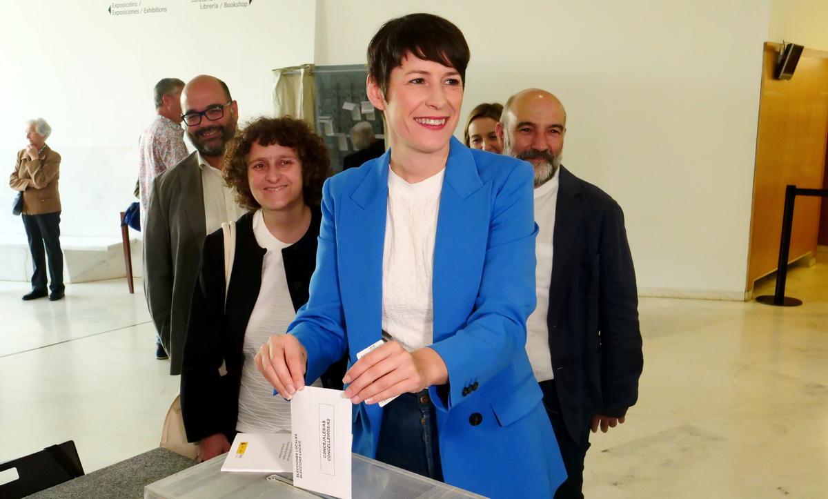 Ana Pontón ejerciendo su derecho al voto el las elecciones municipales celebrádas el 28M