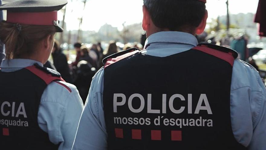 Una imagen de dos Mossos d&#039;Esquadra.