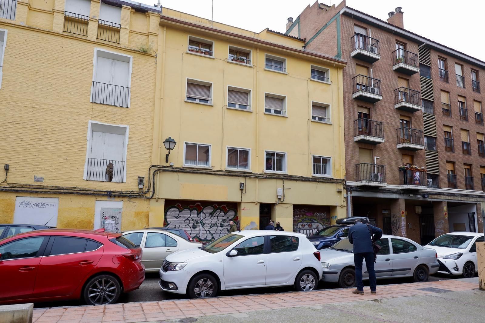 EN IMÁGENES | Un hombre se atrinchera en su casa tras apuñalar a otro en el cuello tras una pelea en la calle El Sepulcro de Zaragoza