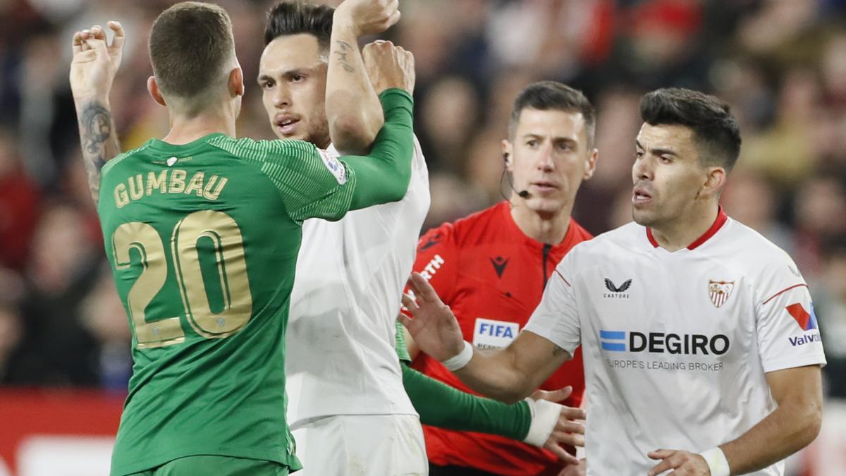 Gumbau discute con Ocampos ante la mirada de Acuña, durante el partido frente al Sevilla