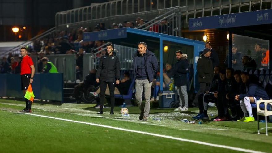 Óscar Cano, en el centro, en el estadio Fernando Torres. |  // LOF