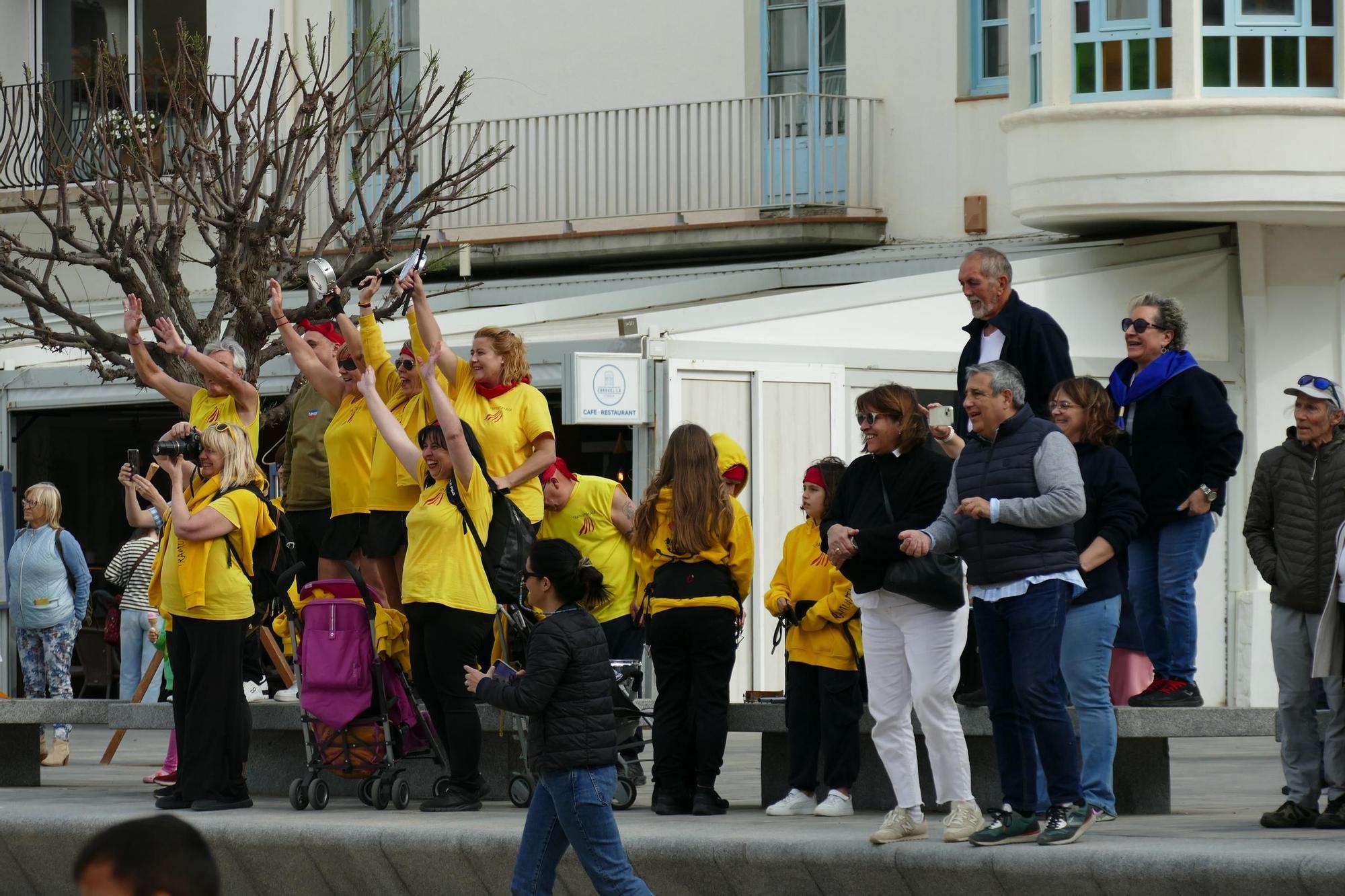 La Batuscala celebra 10 anys desembarcant a la platja de les Barques de l'Escala