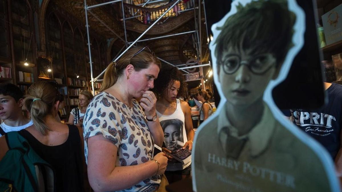 La librería Lello de Oporto, donde J. K. Rowling se inspiró para Harry Potter, a punto para la presentación mundial del nuevo libro de la saga.
