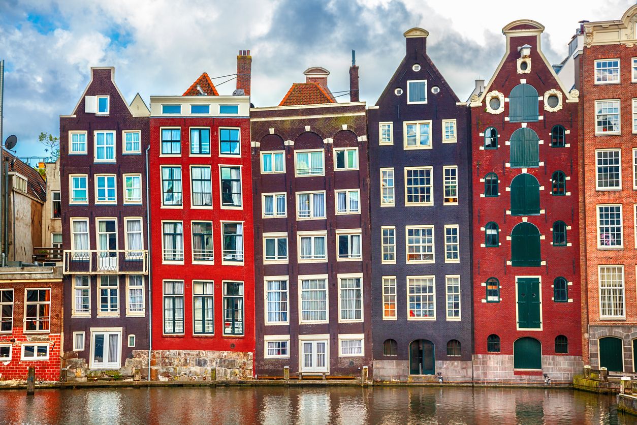 Las casas inclinadas de Ámsterdam son un verdadero espectáculo.
