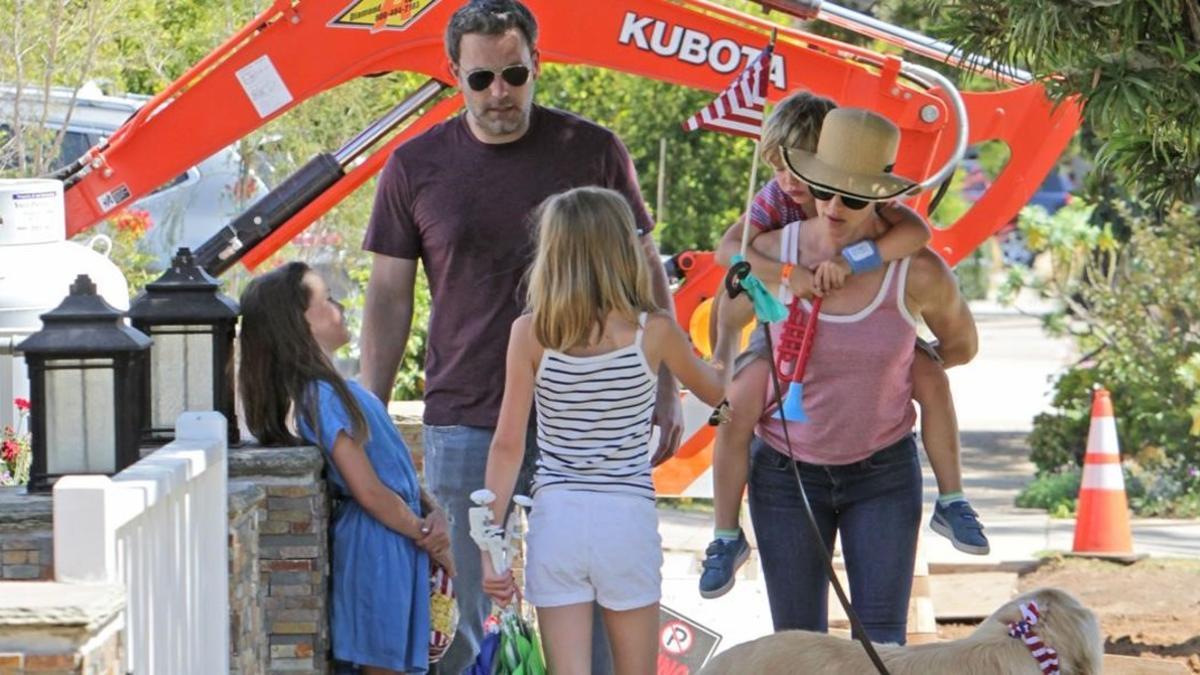 Ben Affeck y Jennifer Garner con sus tres hijos.