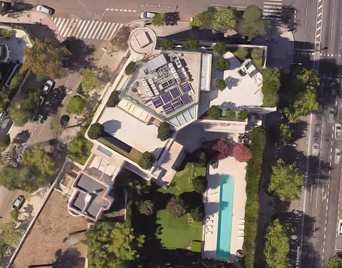 La vivienda cuenta con piscina, jacuzzi y un gran jardín interior