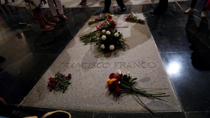 Primer pla de la tomba on hi ha enterrat Francisco Franco