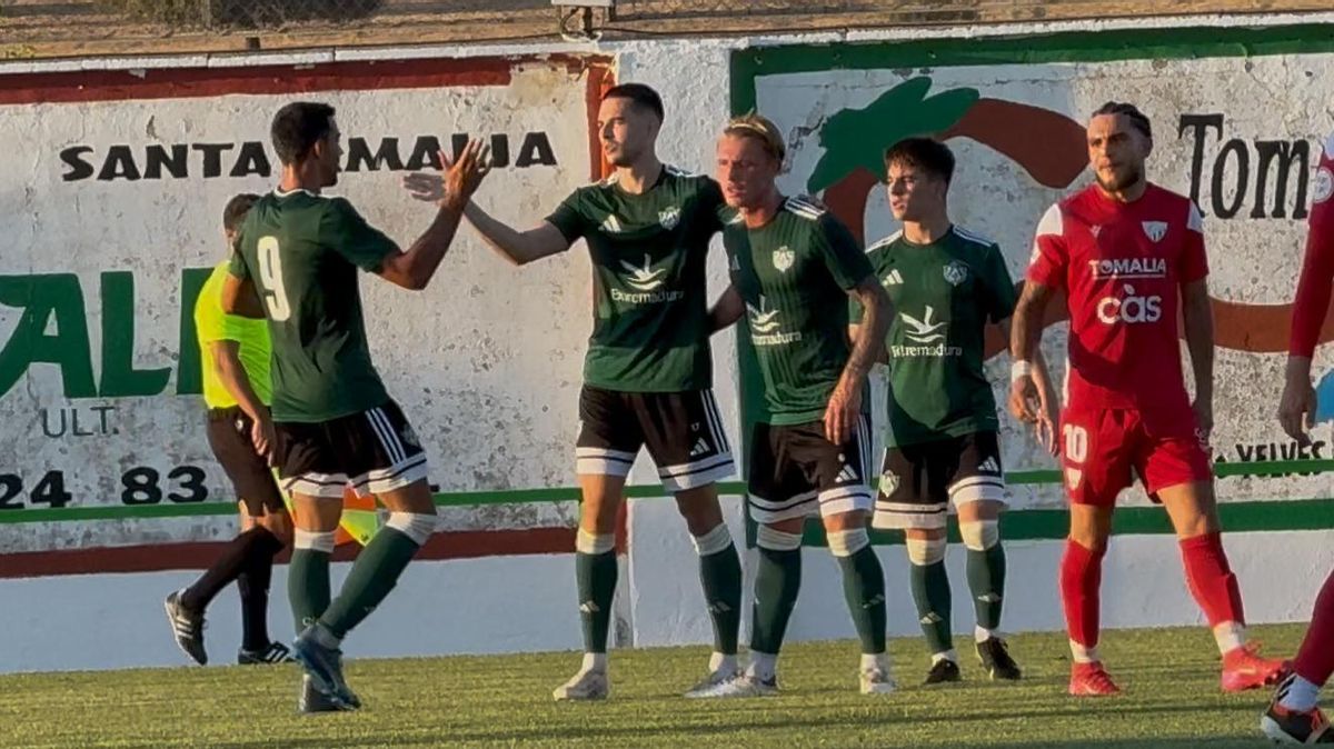 Celebración de un gol del Cacereño.