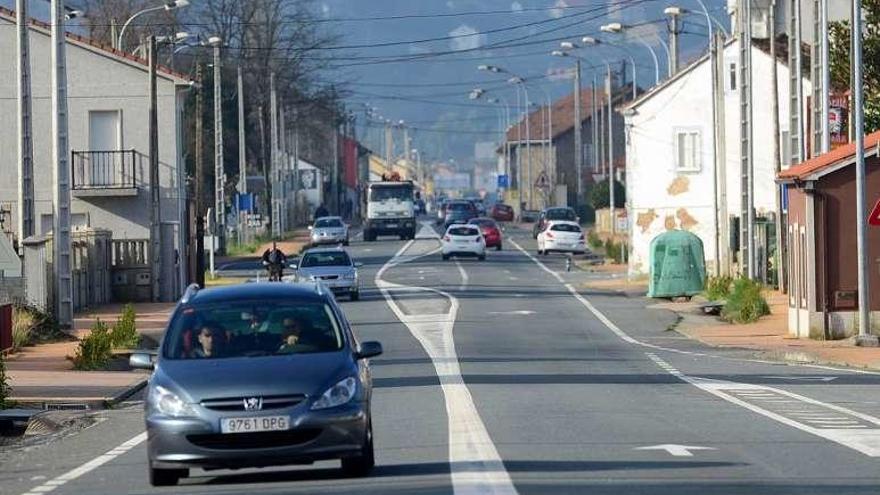 Carretera PO-548, a su paso por la localidad de Valga. // Noé Parga