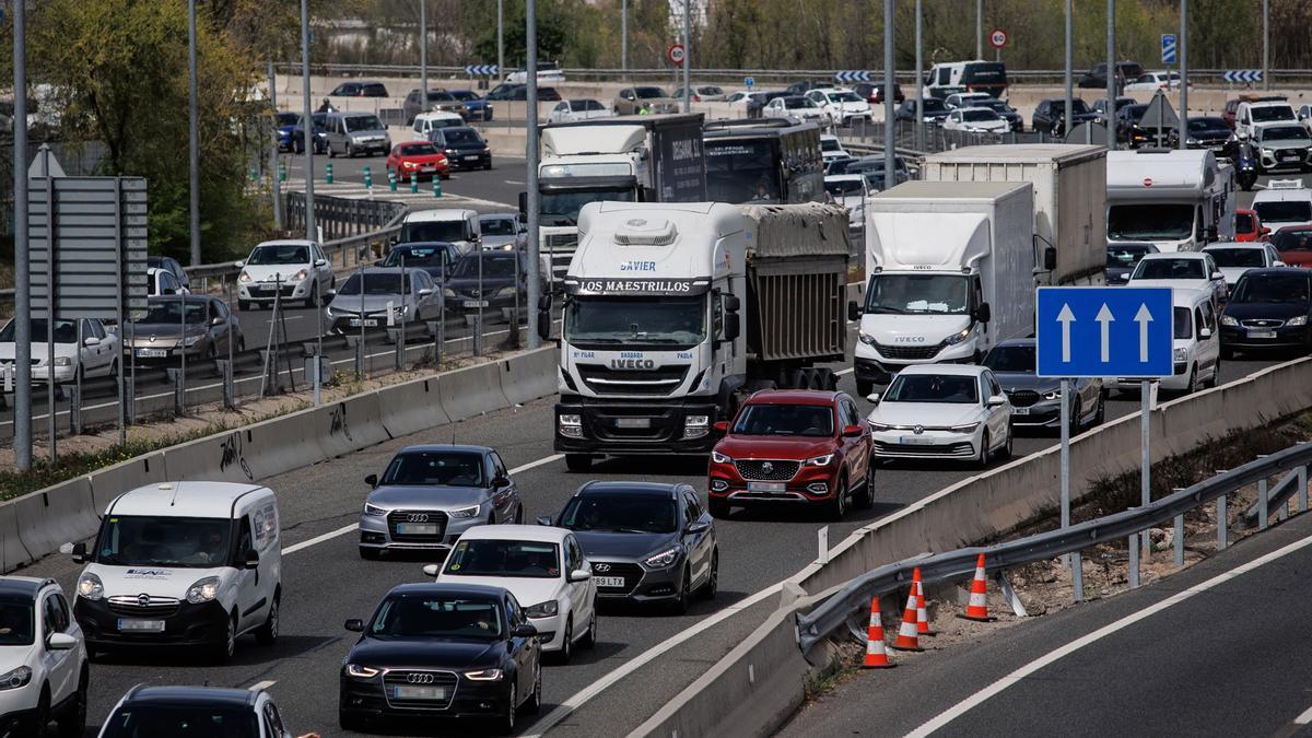 Atasco en la autovía A-3 a la altura de Rivas, en Madrid.