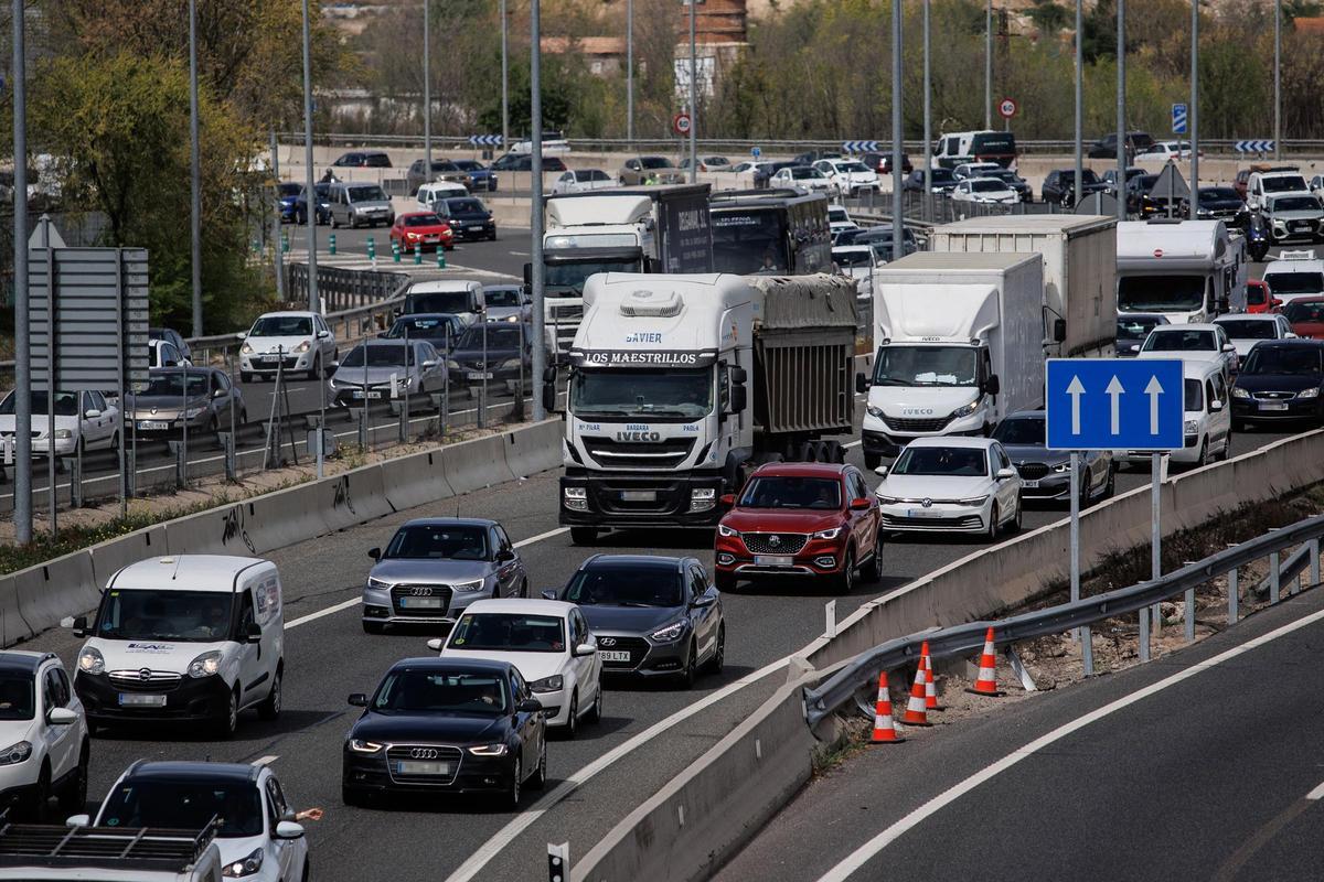 Turismos y camiones en una autovía.
