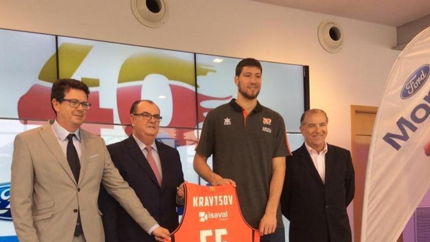 Viacheslav Kravtsov, posa con su nueva camiseta.