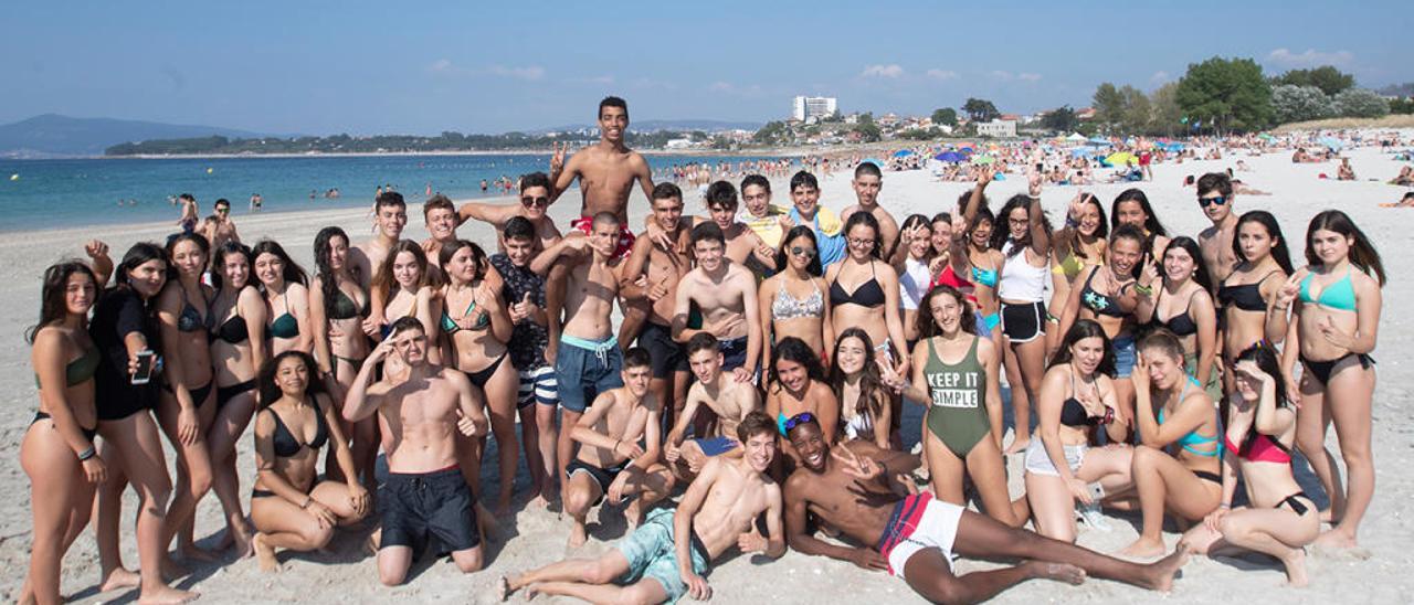 Grupo de jóvenes en la playa de O Vao. // Ricardo Grobas