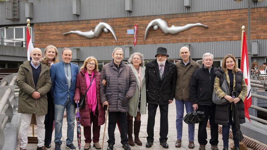 Por la izquierda, Antonio Corripio, Nuria Pulgar, Alejandro Rionda, Emma Fernández, Agustín Antuña, Elvira Queimadelos, Vicente Vázquez Canónico, Joaquín Miranda, Lisardo Argüelles y Elena Martín, con la escultra al fondo. | |  JUAN PLAZA