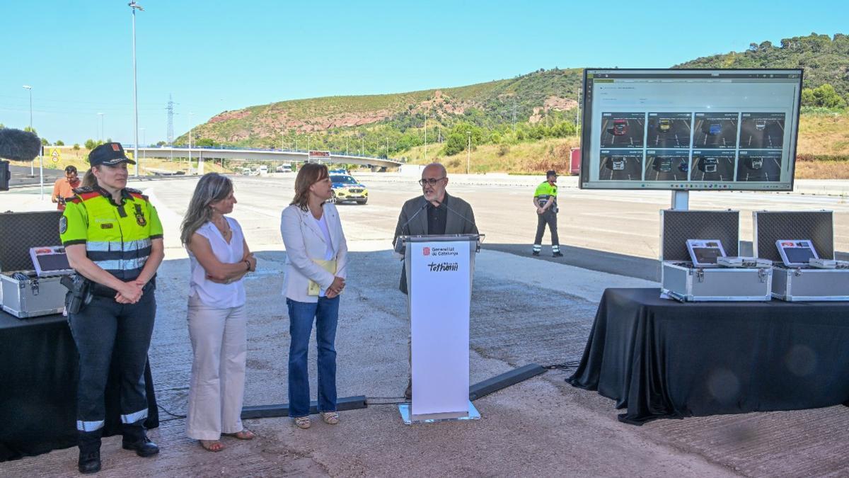 La consellera Sílvia Paneque amb el director del Servei Català de Trànsit, Ramon Lamiel, en la presentació del nou sistema de control automàtic de tacògrafs