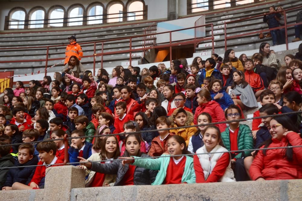 Los niños de Pontevedra descubren cómo es ser un policía nacional