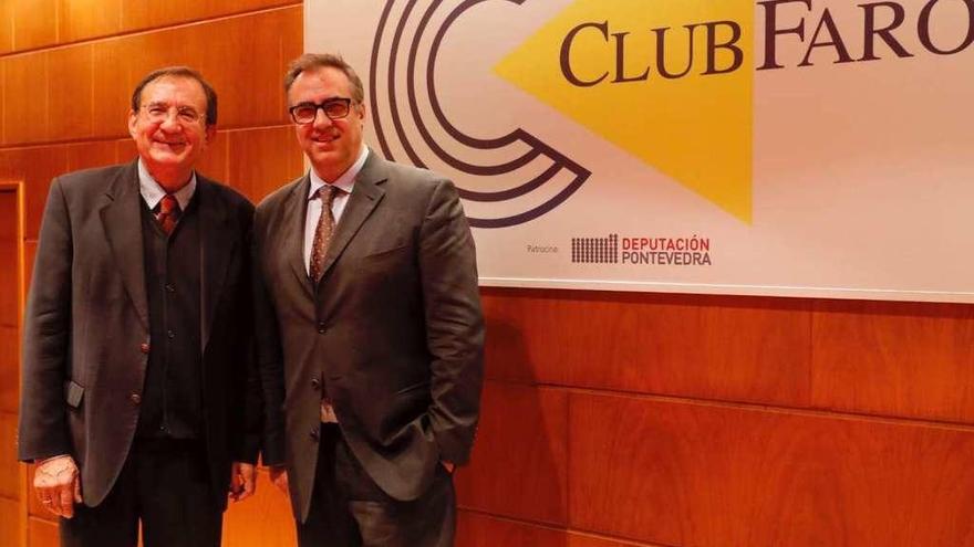 Ángel Guerra y Albert Cortina (d), ayer antes del inicio de la conferencia de CLUB FARO. // José Lores