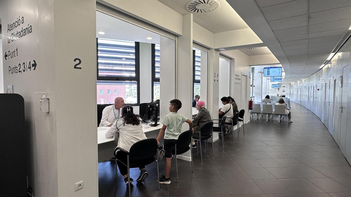 Demanar hora o fer tràmits administratius es farà als nous punts d'atenció
