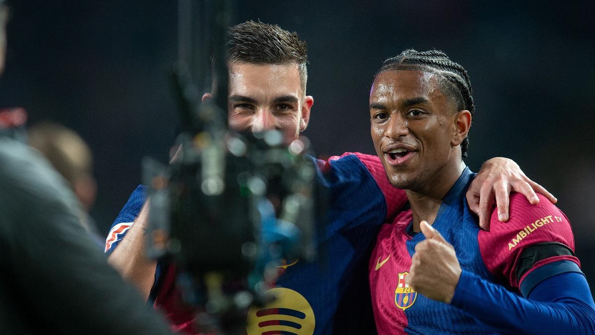 Ferran Torres y Balde miran a la cámara de televisión tras el 1-0 del Barça a Osasuna en Montjuïc.