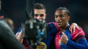 Ferran Torres y Balde miran a la cámara de televisión tras el 1-0 del Barça a Osasuna en Montjuïc.