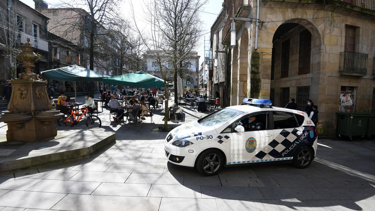 La Policía Local durante una vigilancia en la Praza da Verdura de Pontevedra