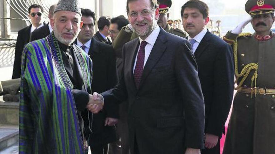 Rajoy, saludando al presidente afgano, Hamid Karzai, durante su visita sorpresa de ayer a Afganistán.