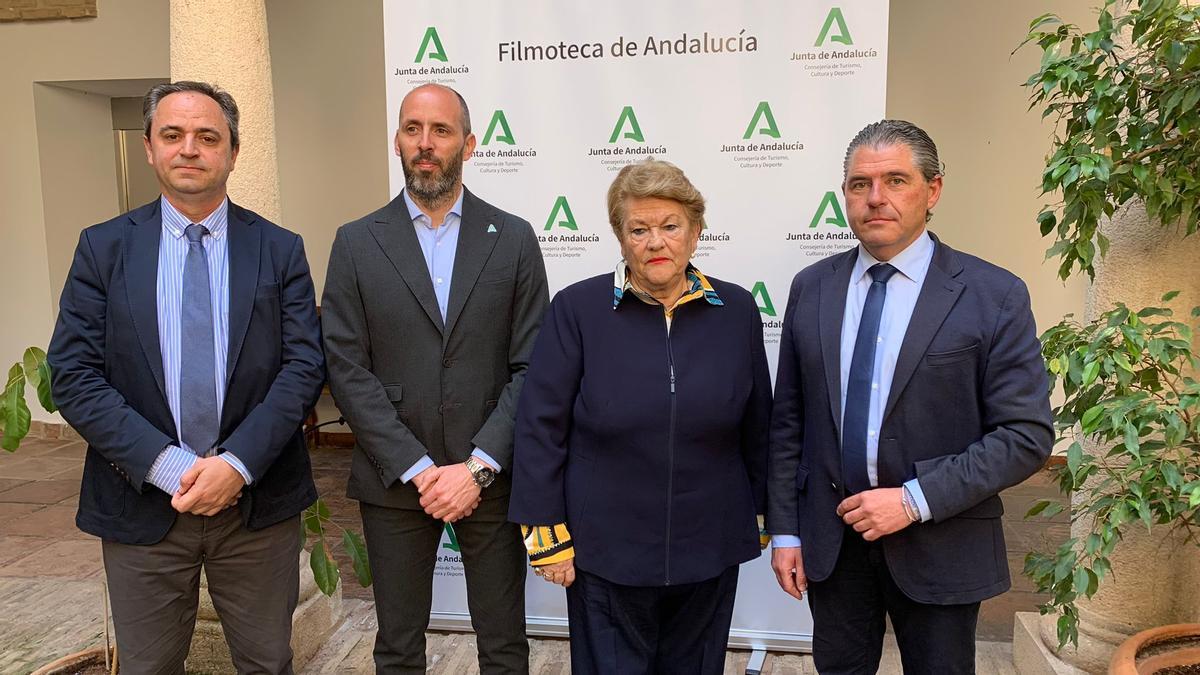 El delegado de Cultura, Eduardo Lucena (2I), durante la presentación de la iniciativa de la Filmoteca de Andalucía.