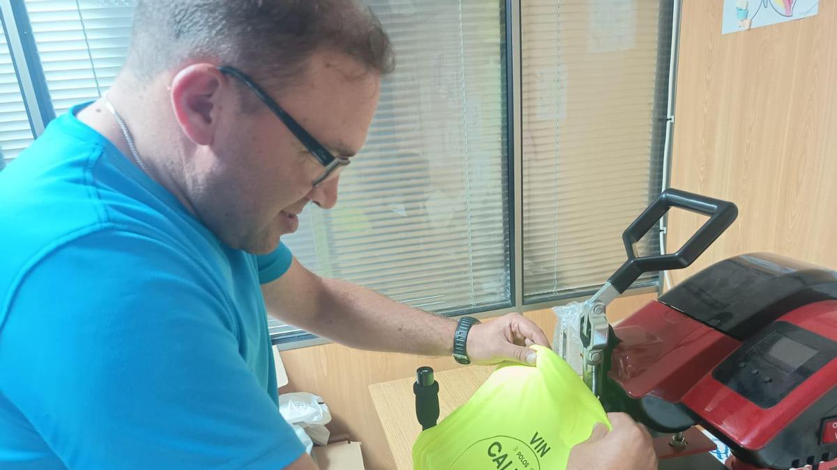 Un usuario de Adisbismur trabajando en un taller ocupacional con una de las nuevas máquinas.