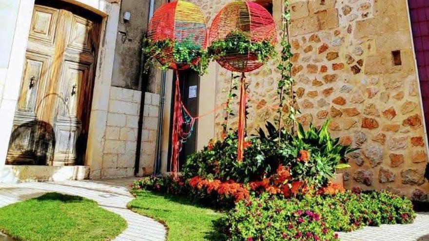 Magnífico jardín urbano creado a los pies de la Torre del Rellotge