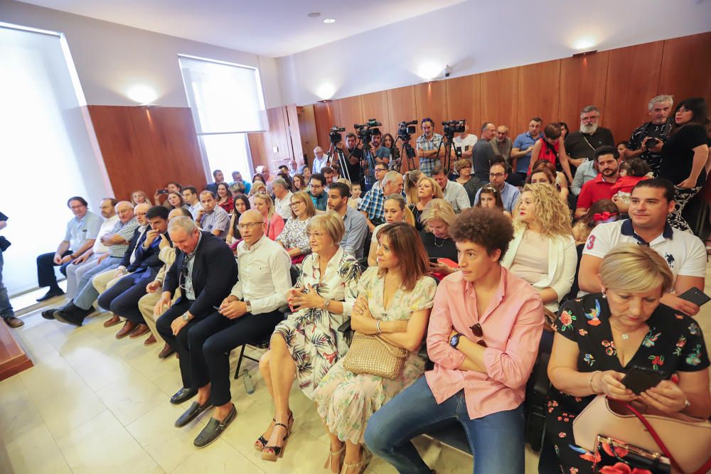 Imágenes del pleno de investidura de Emilio Bascuñana (PP) donde el protagonismo se lo llevó el crucifijo utilizado por un edil de Vox para jurar el cargo.