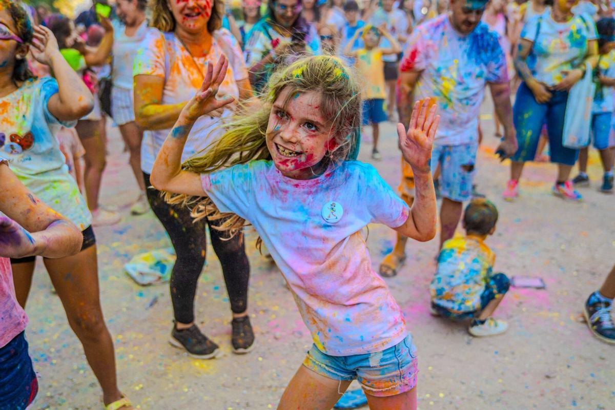 La festa Holi omple de colors els Jardins del Casino de Manresa La festa Holi omple de colors els Jardins del Casino de Manresa