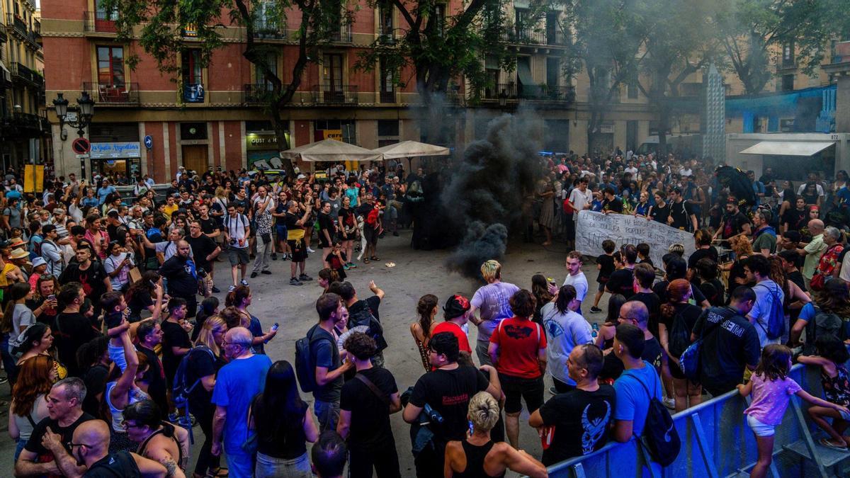 Un funeral por la cultura popular sustituye la masiva cercavila de las fiestas de Gràcia 2024