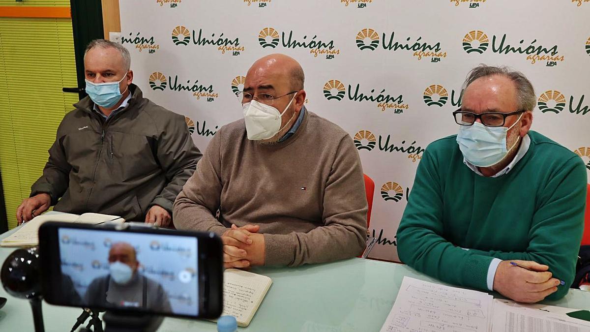 Jacobo Feijoo, Roberto García y José Antonio Diéguez ayer, en la sede de Unións Agrarias.