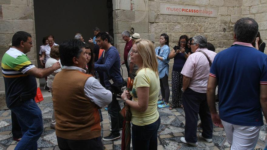 Turistas en la entrada del Museo Picasso.