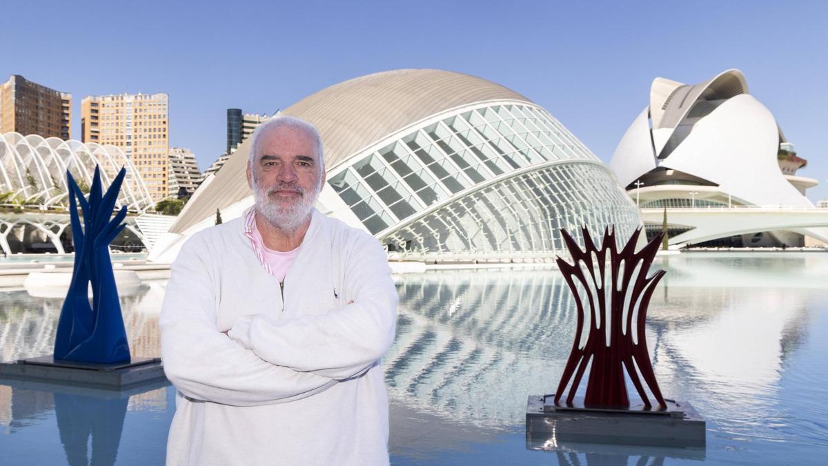 El escultor uruguayo Pablo Atchugarry, en la Ciudad de las Artes y las Ciencias.