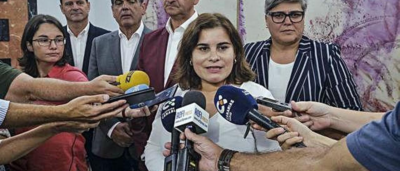 La presidenta de la Fecam, María Brito, atiende a los medios en presencia del actual equipo dirigente de la Fecam.