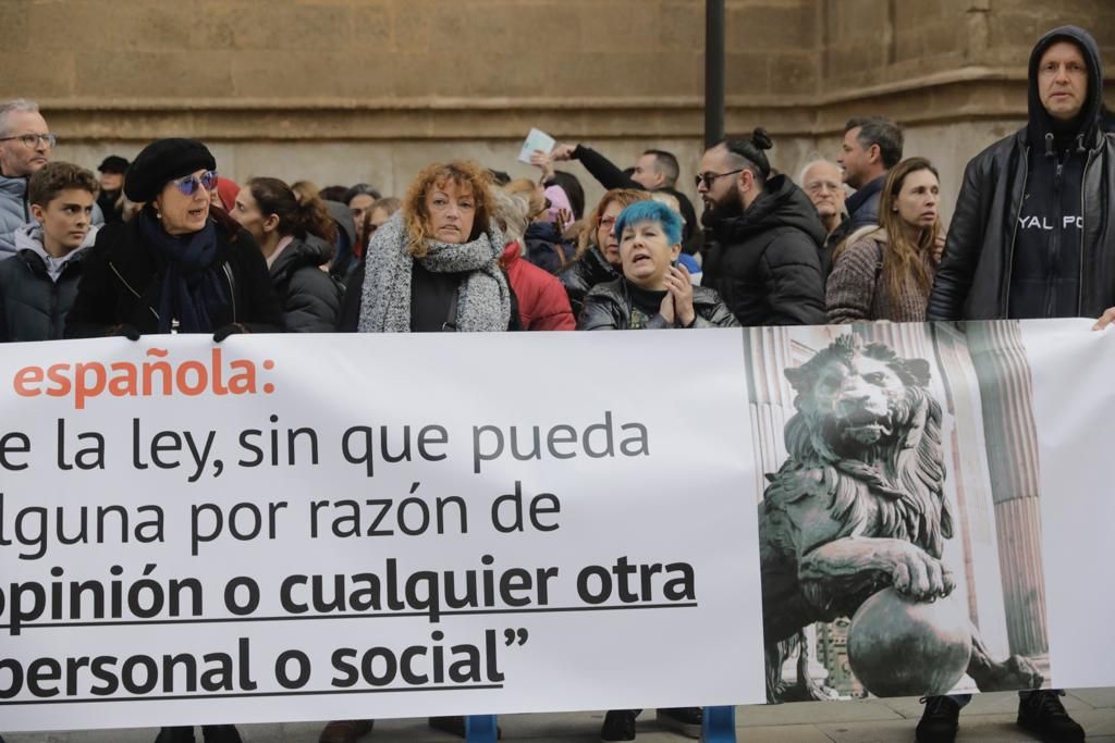 Más de 300 personas se concentran ante el Palacio de la Almudaina al grito de 'libertad' y 'Armengol dimisión'