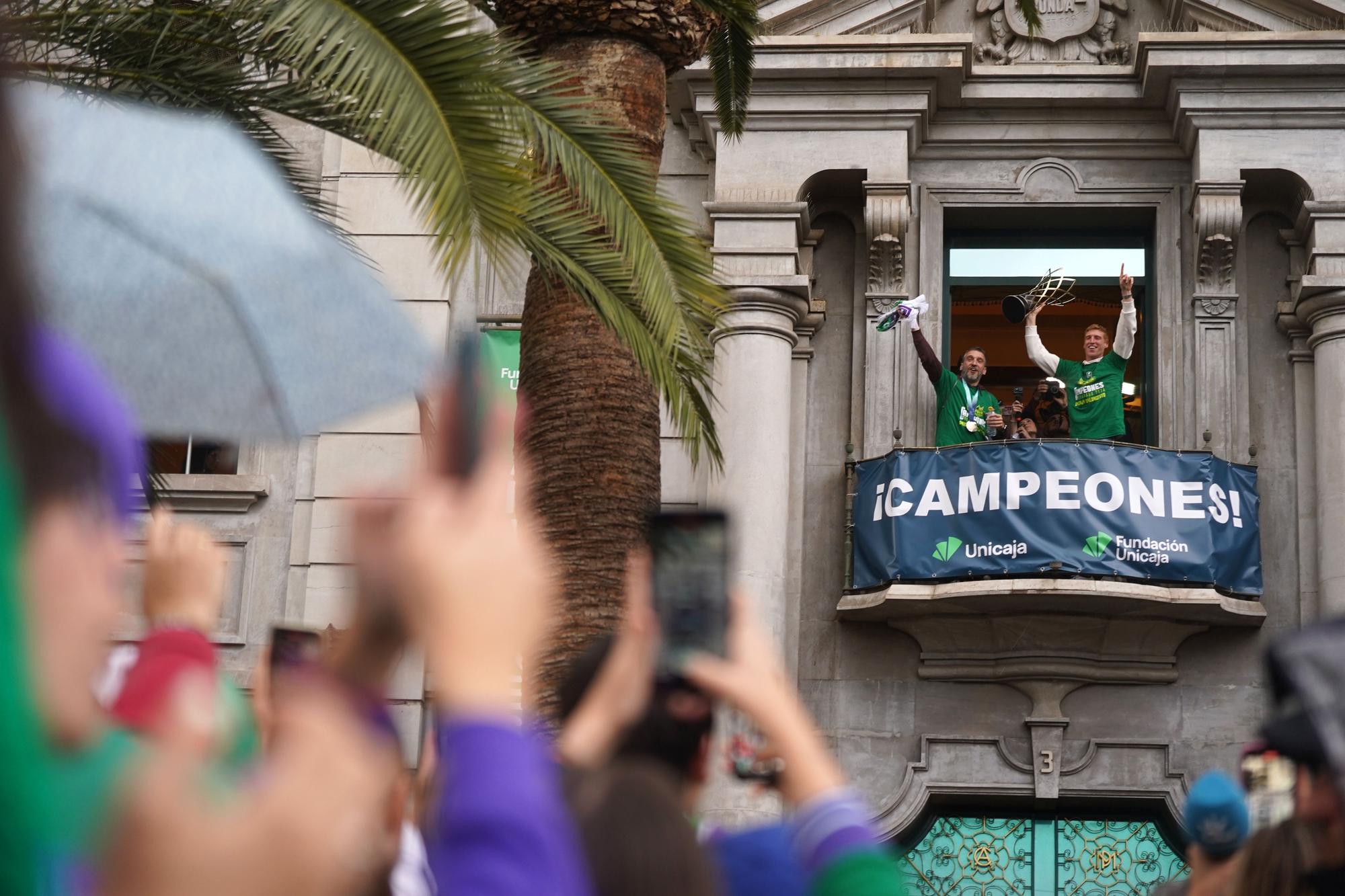 El Unicaja, campeón de la BCL, celebra el campeonato por las calles de la ciudad.
