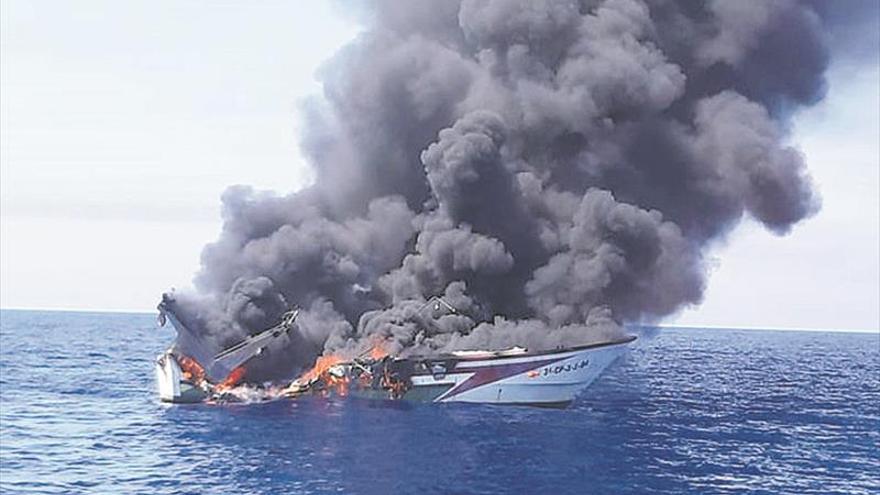 Rescatan a 3 hombres de un barco de Peñíscola hundido por el fuego