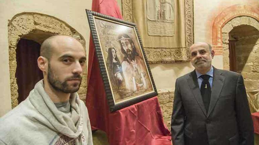 El autor, Jesús Javier Aguilar, y el presidente de la Junta Pro Semana Santa, Paulino Galván, posan con el cartel anoche en el salón del artesonado del Parador Nacional Fernando II.