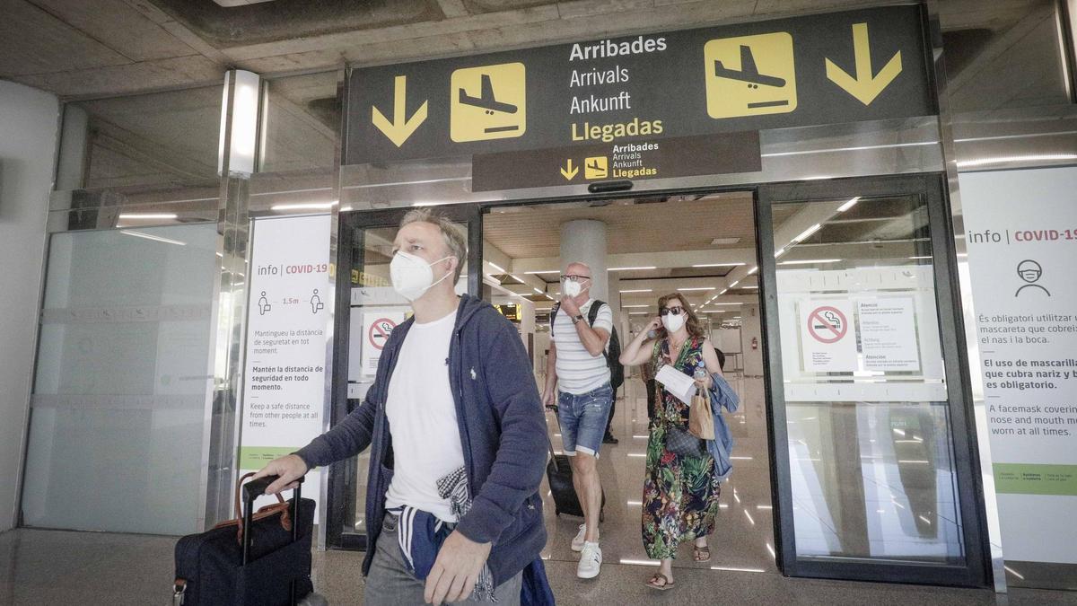 Pasajeros llegando al aeropuerto de Palma.