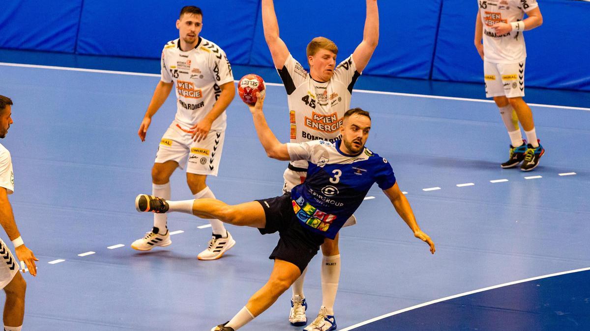 Un lance del partido de ida de la EHF European League entre el BM Benidorm y el Fivers de Viena