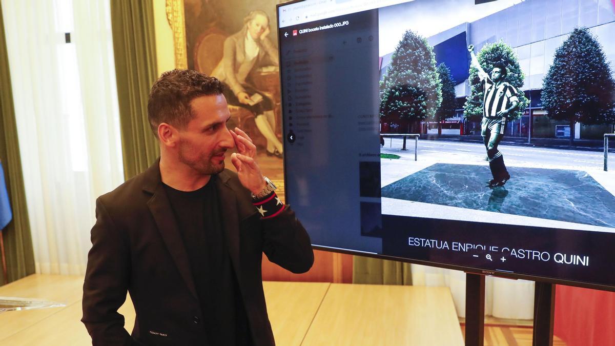 Carlos García, ante el proyecto de la estatua de Quini en El Molinón.