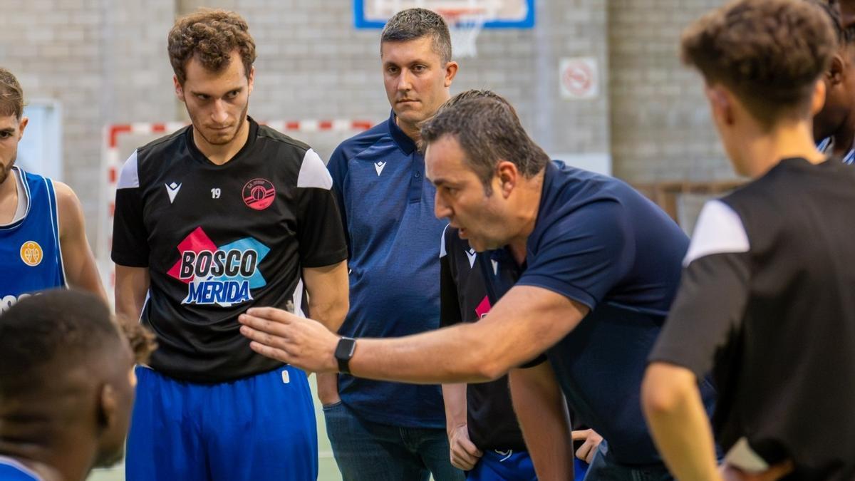 Miguel Gómez da instrucciones en un tiempo muerto.