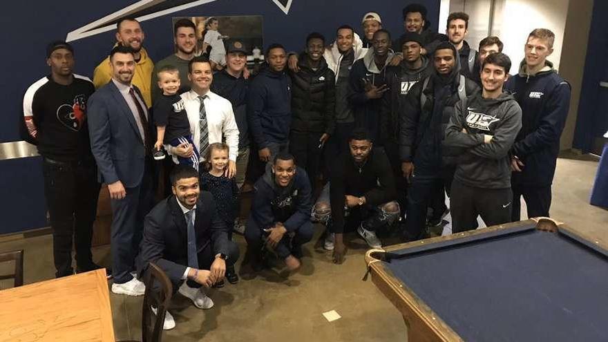 Alonso Meana, primero por la derecha en primera fila con los brazos cruzados, junto a miembros de su equipo de la Universidad de Illinois Springfield.