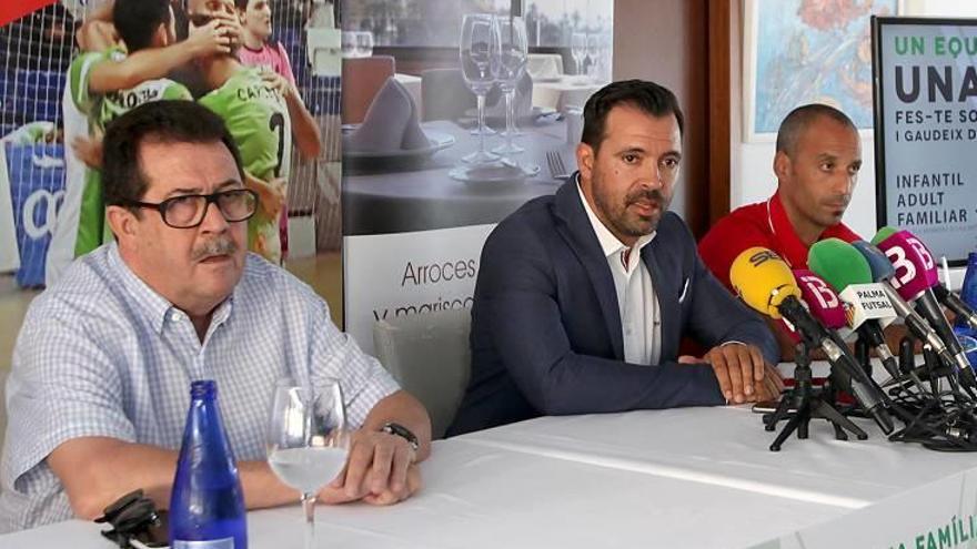 José Tirado, en el centro, con Miquel Jaume y Antonio Vadillo.