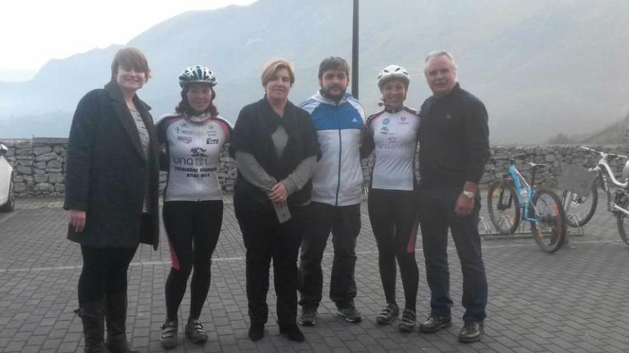 Los asistentes a la reunión, en el Mirador del Angliru.