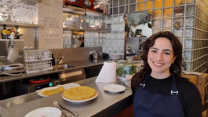 Cecilia Munguira, la cocinera gijonesa que le hace las tortillas (poco cuajadas) a Rosalía y da sabor español al centro de París